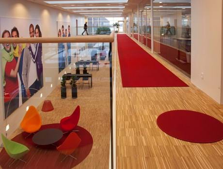 Røde filttæpper lagt på trægulv